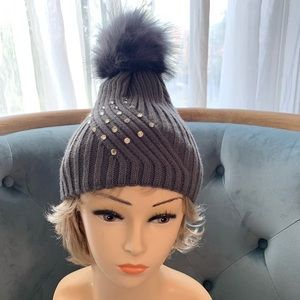 Hat faux fur pom pom / gray